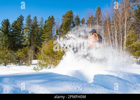 Kanada, Provinz Quebec, Saint Michel des Saints, Schneemobilsprung Stockfoto