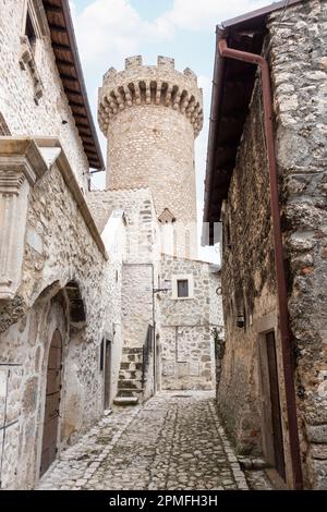 Antiker mittelalterlicher Turm und Stadt. Santo Stefano di Sessanio in den Abruzzen, Steinhäuser und Turm im Zentrum einer mittelalterlichen Stadt, Italien Stockfoto