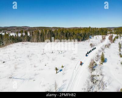 Kanada, Provinz Quebec, Saint Michel des Saints, Schneemobil (Luftaufnahme) Stockfoto