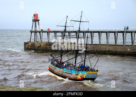 Das Boot Bark Endeavour verlässt den Hafen von Whitby an einem windigen Tag im April Stockfoto