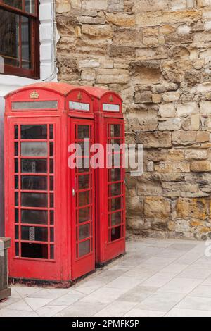 Southampton, Großbritannien - 23. April 2019: Zwei rote K6-Telefonzellen befinden sich auf der Straße, vertikales Foto Stockfoto