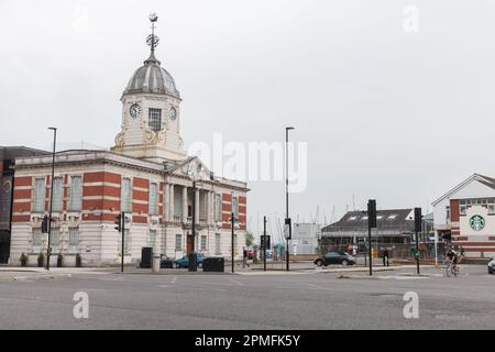 Southampton, Großbritannien - 23. April 2019: Altes Haus mit Ship Weather Vane auf dem Uhrenturm am Town Quay Stockfoto