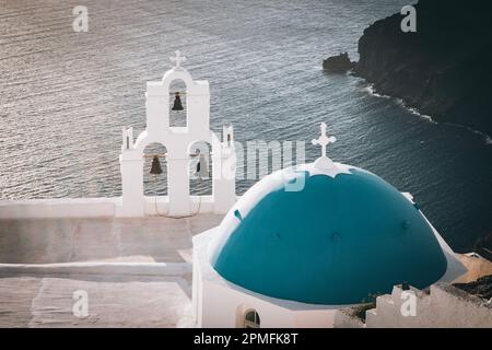 Typische Santorinische Kirchen in Oia, Santorin, Griechenland Stockfoto