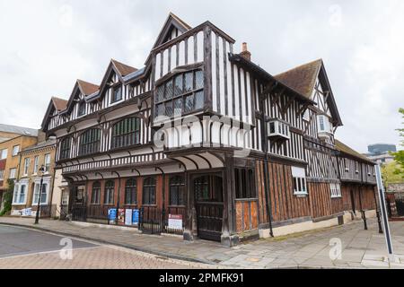 Southampton, Großbritannien - 24. April 04, 2019: Blick auf die Southampton Street mit Tudor House und Garten Stockfoto