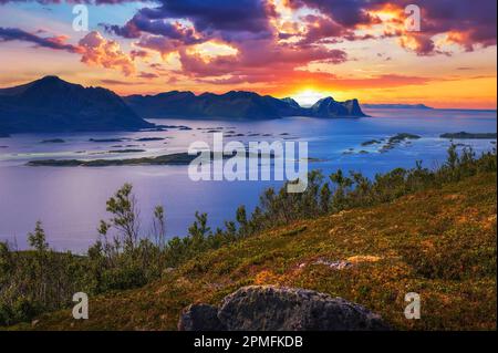 Blick vom Husfjellet-Berg auf Senja Island im Norden Norwegens bei Sonnenuntergang Stockfoto