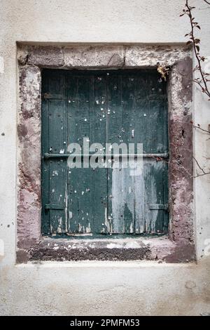Altes Fenster in Oia, Santorin Stockfoto