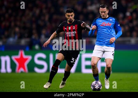 Mailand, Italien. 12. April 2023 Piotr Zielinski von SSC Napoli tritt mit Rade Krunic von AC Mailand um den Ball während des ersten Fußballspiels der UEFA Champions League im Viertelfinale der UEFA Champions League zwischen AC Mailand und SSC Napoli an. Kredit: Nicolò Campo/Alamy Live News Stockfoto