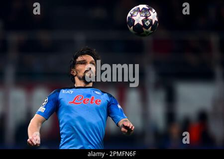 Mailand, Italien. 12. April 2023 Mario Rui von SSC Napoli in Aktion während des ersten Fußballspiels der UEFA Champions League im Viertelfinale der UEFA Champions League zwischen AC Mailand und SSC Napoli. Kredit: Nicolò Campo/Alamy Live News Stockfoto