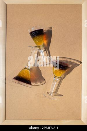 Köstliche sommerliche, farbenfrohe, erfrischende Marmeladendesserts. 3 Weingläser mit zweifarbigem gefrorenem Gelee liegen auf einem beigen Hintergrund, Draufsicht. Interesti Stockfoto