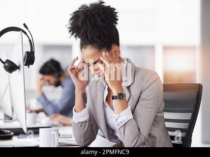 Geschäftsfrau, Kopfschmerzen und Stress bei Burnout, Ermüdung oder Überarbeit im Büro. Gestresste, müde und erschöpfte Frau, die starke Kopfschmerzen erleidet Stockfoto