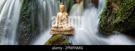 Buddha-Skulptur in fließender Wasserkaskade Stockfoto