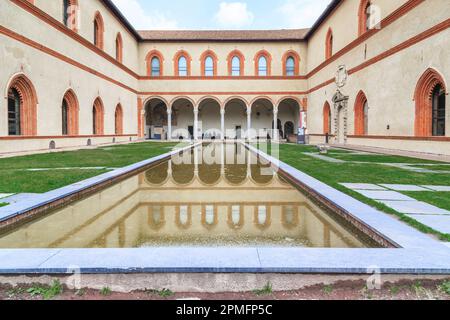 MAILAND, ITALIEN - 10. MAI 2018: Dies ist ein künstliches Becken am Herzogshof des Castello Sforzesco. Stockfoto