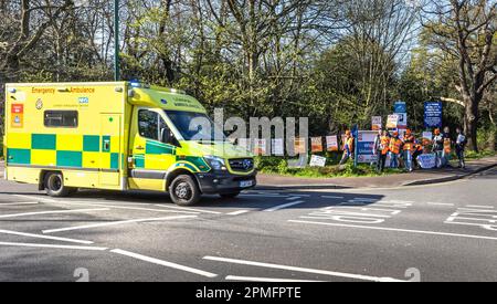 London, Vereinigtes Königreich -13/04/2023. Ein Krankenwagen auf blauem Licht passiert Junior Doctors vor dem Whipps Cross University Hospital in North East London o Stockfoto