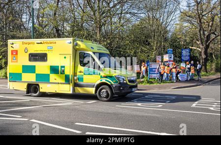 London, Vereinigtes Königreich -13/04/2023. Ein Krankenwagen auf blauem Licht passiert Junior Doctors vor dem Whipps Cross University Hospital in North East London o Stockfoto