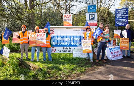 London, Vereinigtes Königreich -13/04/2023. Junior Doctors werden vor dem Whipps Cross University Hospital im Nordosten von London am dritten Tag des Junior gesehen Stockfoto