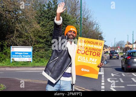 London, Vereinigtes Königreich -13/04/2023. Junior Doctor Jahangir ALOM und A&E dr werden vor dem Whipps Cross University Hospital in North East London auf gesehen Stockfoto