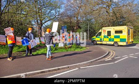 London, Vereinigtes Königreich -13/04/2023. Ein Krankenwagen auf blauem Licht passiert Junior Doctors vor dem Whipps Cross University Hospital in North East London o Stockfoto