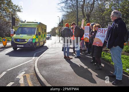 London, Vereinigtes Königreich -13/04/2023. Ein Krankenwagen auf blauem Licht passiert Junior Doctors vor dem Whipps Cross University Hospital in North East London o Stockfoto