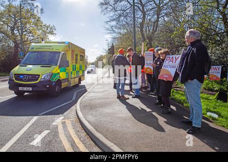 London, Vereinigtes Königreich -13/04/2023. Ein Krankenwagen auf blauem Licht passiert Junior Doctors vor dem Whipps Cross University Hospital in North East London o Stockfoto