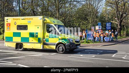 London, Vereinigtes Königreich -13/04/2023. Ein Krankenwagen auf blauem Licht passiert Junior Doctors vor dem Whipps Cross University Hospital in North East London o Stockfoto