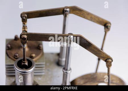 Nahaufnahme einer stirling-Motorkonstruktion mit weißem Tisch und weißem Hintergrund Stockfoto