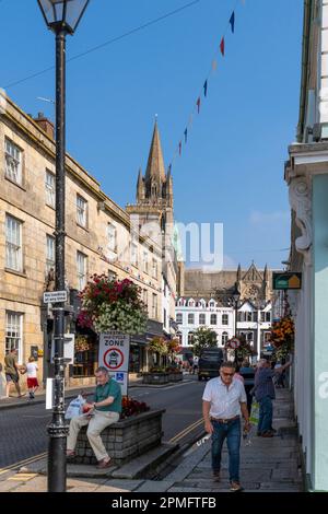 Eine allgemeine Straßenszene der historischen Lemon Street im Stadtzentrum von Truro in Cornwall im Vereinigten Königreich in Europa. Stockfoto