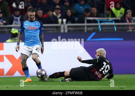 Mailand, Italien. 12. April 2023. Matteo Politano von SSC Napoli und Theo Hernandez von AC Mailand kämpfen am 12. April 2023 im Giuseppe Meazza Stadium in Mailand um den Ball beim Viertelfinale der UEFA Champions League zwischen AC Mailand und SSC Napoli. Kredit: Marco Canoniero/Alamy Live News Stockfoto