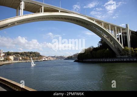 PORTO, PORTUGAL - 30. OKTOBER 2022 Panoramablick auf den Fluss Douro bei hellem Sonnenschein Stockfoto