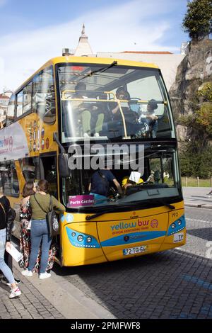 PORTO, PORTUGAL - 30. OKTOBER 2022 Touristen an einer Haltestelle des Hop-on-Hop-off-Busses Stockfoto