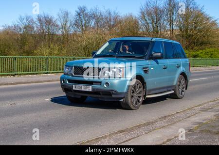 2008 Land Rover Range Rover Sp HSE TDV8 A Commandshift Auto Green Car SUV Diesel 3628 cm3; Überquerung der Autobahnbrücke M61 im Großraum Manchester, Großbritannien Stockfoto