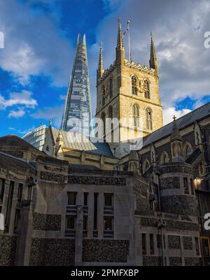 Die wunderschöne gotische Architektur der Southwark Cathedral steht im Kontrast zur eleganten, modernen Shard. Stockfoto