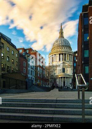 Der Pfad nach St. Paul's - mit Blick auf die Sermon Lane zur St. Paul's Cathedral, die am späten Nachmittag in der Sonne liegt. Stockfoto