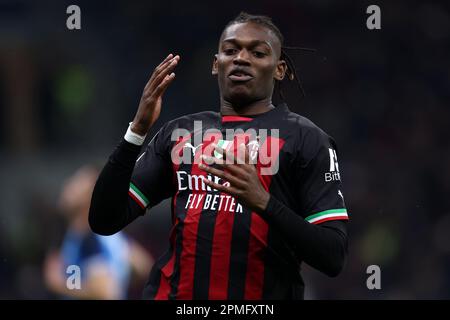 Mailand, Italien. 12. April 2023. Rafael Leao von AC Milan schaut beim Viertelfinale der UEFA Champions League auf der ersten Etappe zwischen AC Mailand und SSC Napoli im Giuseppe Meazza Stadium am 12. April 2023 in Mailand, Italien, nach. Kredit: Marco Canoniero/Alamy Live News Stockfoto