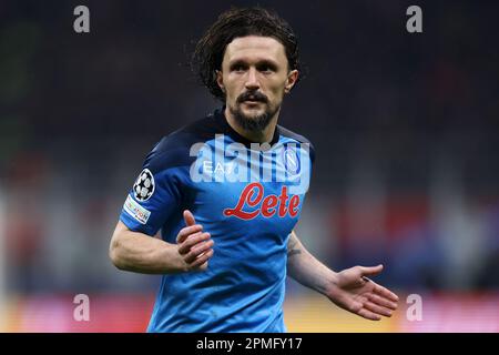 Mailand, Italien. 12. April 2023. Mario Rui von SSC Napoli schaut beim Viertelfinale der UEFA Champions League auf der ersten Etappe zwischen AC Mailand und SSC Napoli im Giuseppe Meazza Stadium am 12. April 2023 in Mailand, Italien, vorbei. Kredit: Marco Canoniero/Alamy Live News Stockfoto