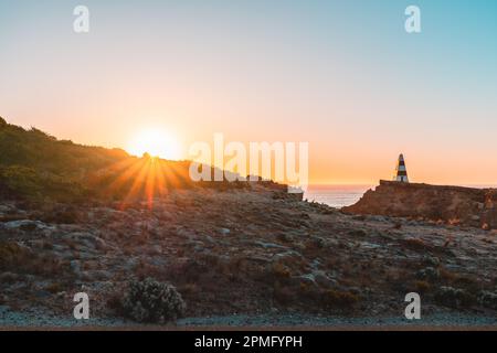 Spektakulärer Blick auf den berühmten Obelisken Robe bei Sonnenuntergang mit Blick auf das Meer, Südaustralien Stockfoto