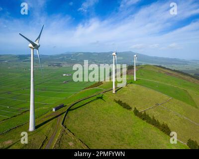 Windturbine auf der wunderschönen grünen Insel Terceira der Azoren, im Atlantischen Ozean, Portugal. Stockfoto