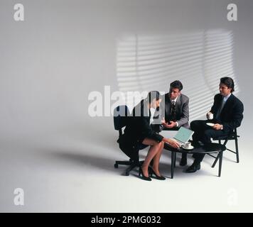 Geschäftlich. Drei Führungskräfte sitzen in einem informellen Meeting. Stockfoto