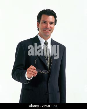 Geschäftlich. Studiobild eines jungen Mannes im Anzug. Stockfoto