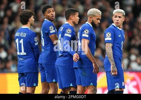 Madrid, Spanien. 12/04/2023, Joao Felix, Wesley Fofana, Thiago Silva, Reece James und Enzo Fernandez vom Chelsea FC während des UEFA Champions League-Spiels, Viertelfinals, 1. Leg zwischen Real Madrid und dem Chelsea FC, gespielt im Santiago Bernabeu Stadium am 12. April 2023 in Madrid, Spanien. (Foto: Sergio Ruiz / PRESSIN) Stockfoto