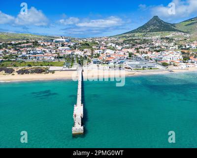 Porto Santo Beach Aus Der Vogelperspektive. Pier in Vila Baleira. Beliebtes Touristenziel auf Portugal Insel im Atlantischen Ozean. Vila Baleira in Porto Santo Stockfoto