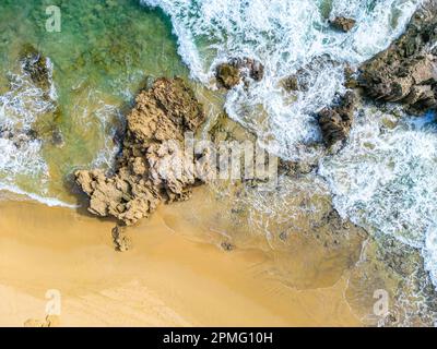 Luftaufnahme der Wellen des Atlantischen Ozeans an der Rocky Coast in Portugal. Stockfoto