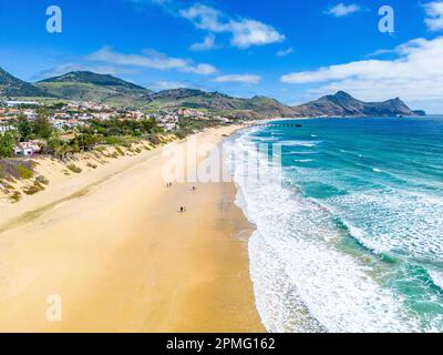 Porto Santo Beach Aus Der Vogelperspektive. Beliebtes Touristenziel auf Portugal Insel im Atlantischen Ozean. Vila Baleira in Porto Santo, Madeira, Portugal. Stockfoto