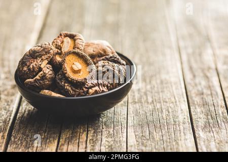 Getrocknete Shiitake-Pilze in der Schüssel auf dem Küchentisch. Stockfoto