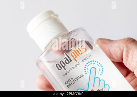 Nahaufnahme einer weiblichen Hand mit einer Flasche Handdesinfektionsgel. Stockfoto