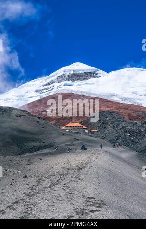 Der herrliche Cotopaxi Vulkan Ecuador mit seinem schneebedeckten Gipfel und der wirbelnden Wolke Stockfoto