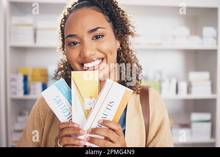 Apotheke, Medizin oder Porträt einer glücklichen Frau mit Pillen oder Schachteln mit Gesundheitsprodukten in der Drogerie. Pharmazeutischer Verkauf oder Kunde, mit dem Sie lächeln Stockfoto