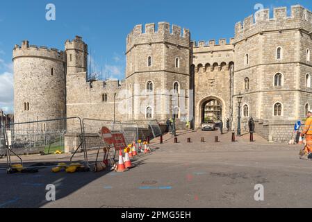 Windsor, Berkshire, England, Großbritannien. 2023. Straßenbauarbeiten, Wiedererrichten der Autobahn auf Castle Hill außerhalb des berühmten Schlosses. Stockfoto