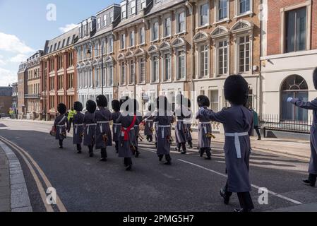 Windsor, Berkshire, England, Großbritannien. 2023. Wachen marschieren nach einer Wachablösung zurück in die Kaserne im Stadtzentrum von Windsor. Stockfoto