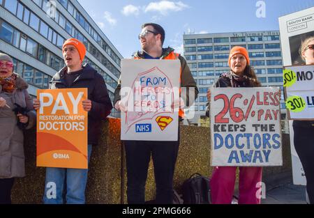 London, England, Großbritannien. 13. April 2023. Die Juniorärzte stehen am 3. Tag ihres viertägigen Streiks vor dem St. Thomas' Hospital und fordern eine volle Gehaltsrückzahlung. (Kreditbild: © Vuk Valcic/ZUMA Press Wire) NUR REDAKTIONELLE VERWENDUNG! Nicht für den kommerziellen GEBRAUCH! Stockfoto