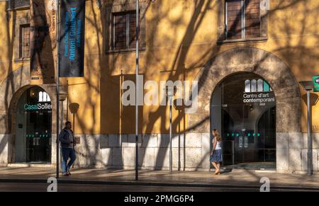 Palma de Mallorca, Spanien; april 03 2023: Hauptfassade des Zentrums für zeitgenössische Kunst Casal Solleric bei Sonnenaufgang. Palma de Mallorca, Spanien Stockfoto